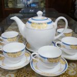 Ấm chén men trắng viền xanh, chỉ vàng
